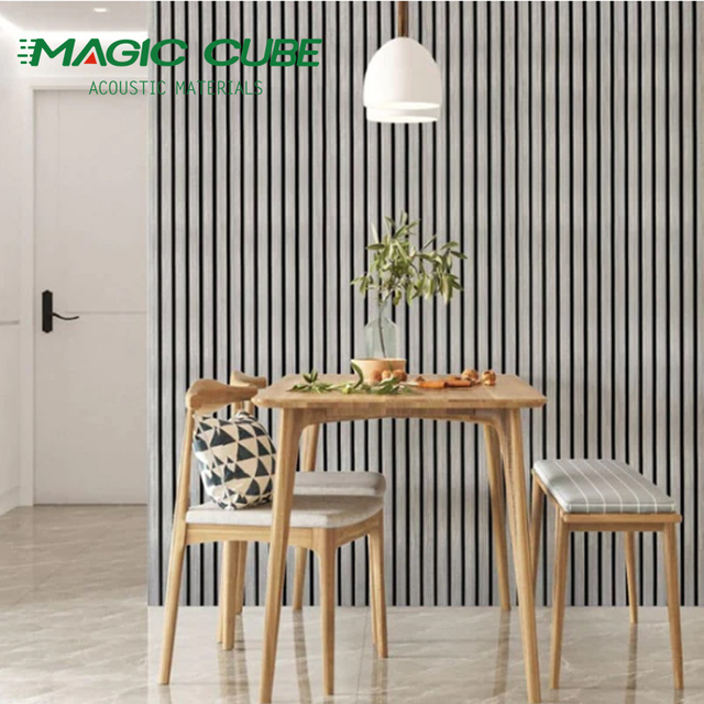 Painel de parede de ripas envolto em folheado de madeira com absorção acústica de 3 lados