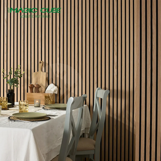 painel acústico ripado decorativo cobrindo folheado de madeira MDF